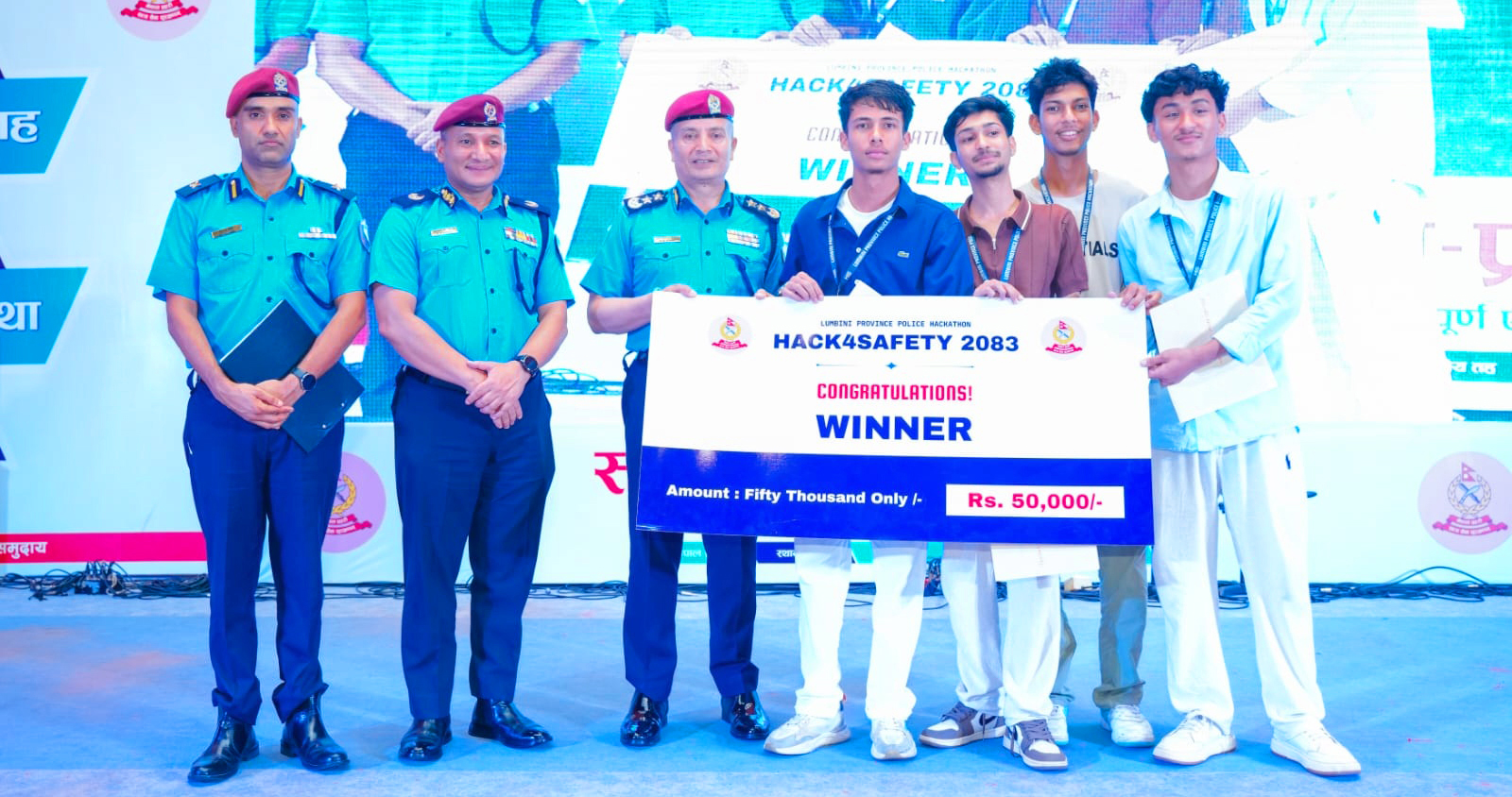 लुम्बिनी प्रदेश प्रहरी कार्यालयद्वारा आयोजित ‘Hack4Safety' Hackathon मा उत्कृष्ट प्रदर्शन गर्दै प्रथम, द्वितीय तथा तृतीय स्थान हासिल गर्ने टोलीहरूलाई पुरस्कार वितरण गर्नुहुँदै श्रीमान् प्रहरी महानिरीक्षक दान बहादुर कार्की ।